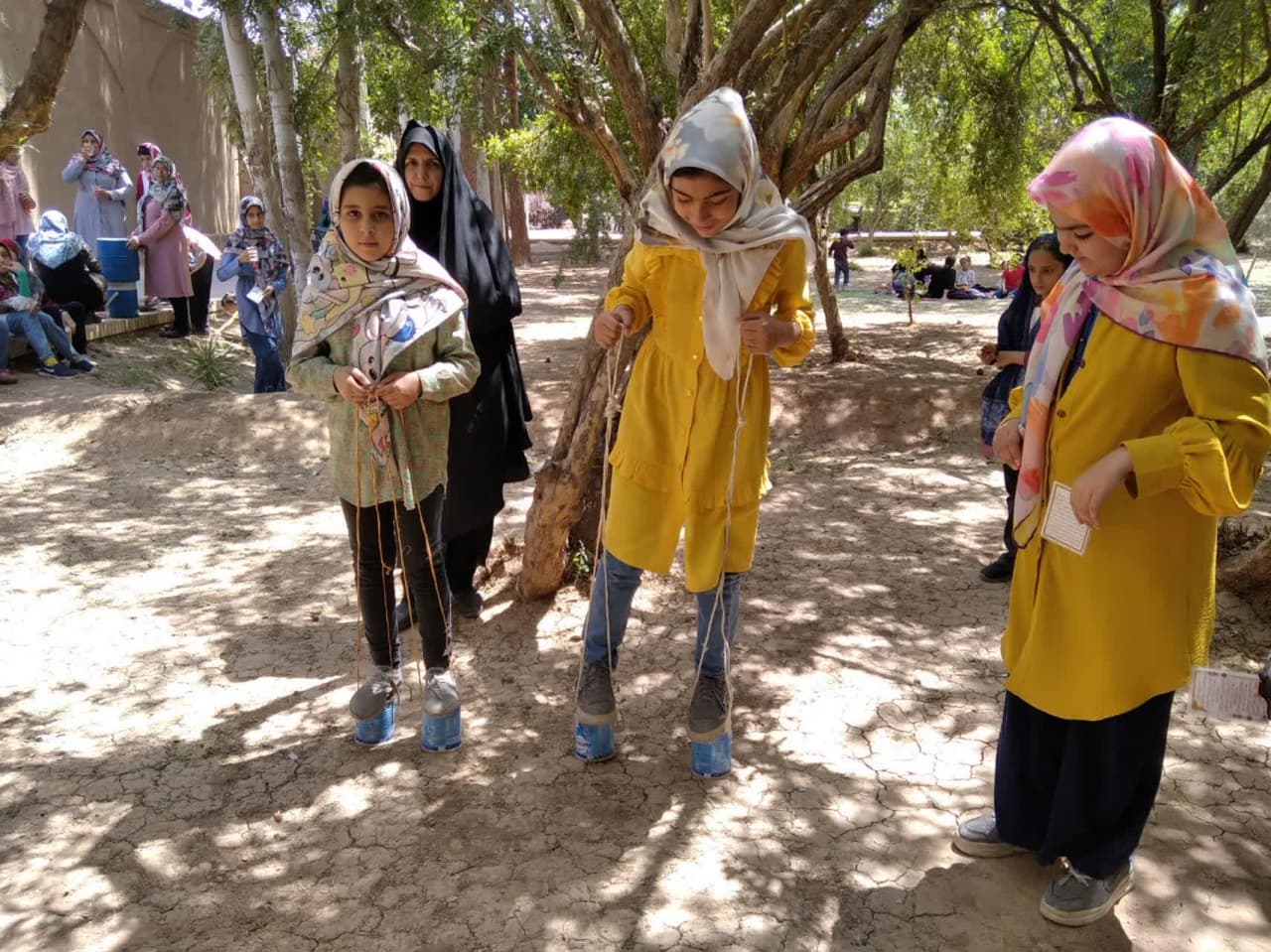 بازی و شادی دختران بوستان مهدوی در فضای سرسبز بوستان بانوان طوبی یزد