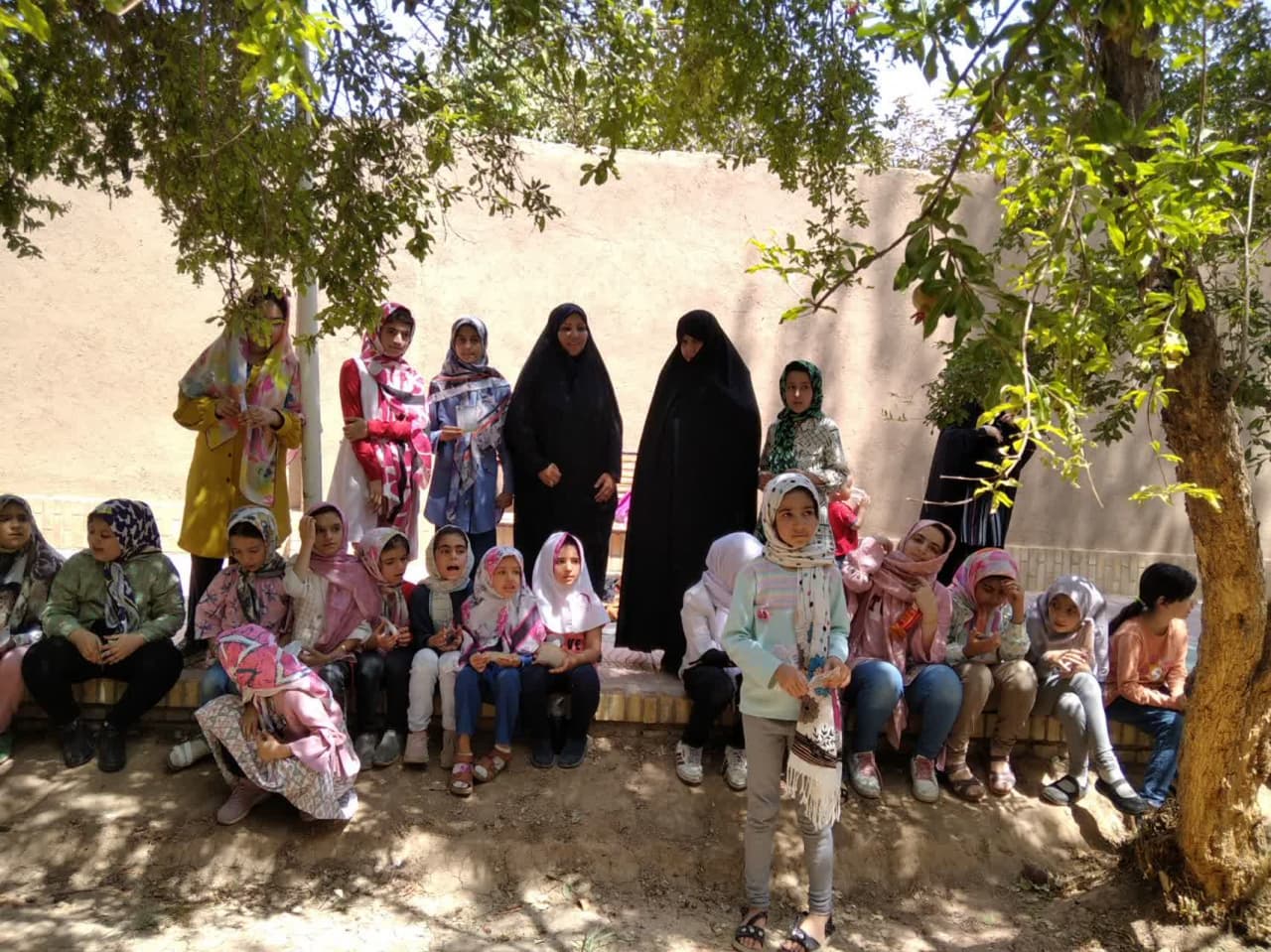 بازی و شادی دختران بوستان مهدوی در فضای سرسبز بوستان بانوان طوبی یزد