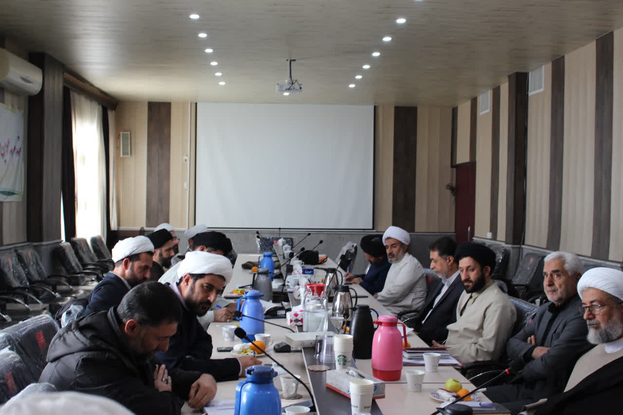 جلسه مشترک مدیر بنیاد با مسئولین دفاتر مقام معظم رهبری در 11 دانشگاه استان سمنان برگزار شد