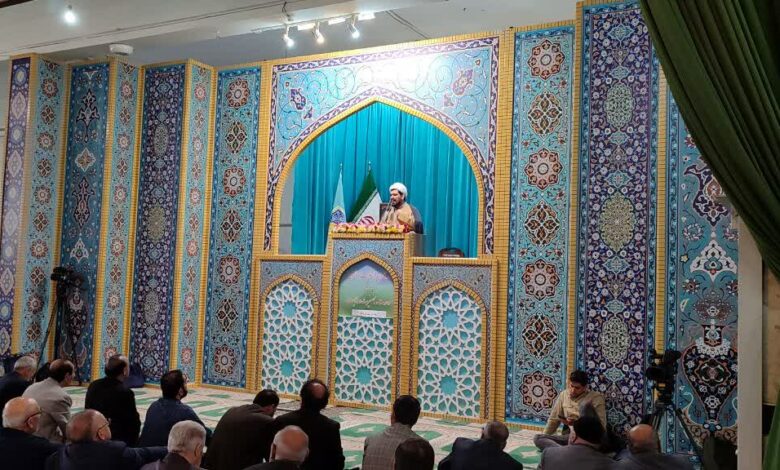 مدیر بنیاد استان پیش از خطبه های نماز جمعه کرمانشاه سخنرانی کرد