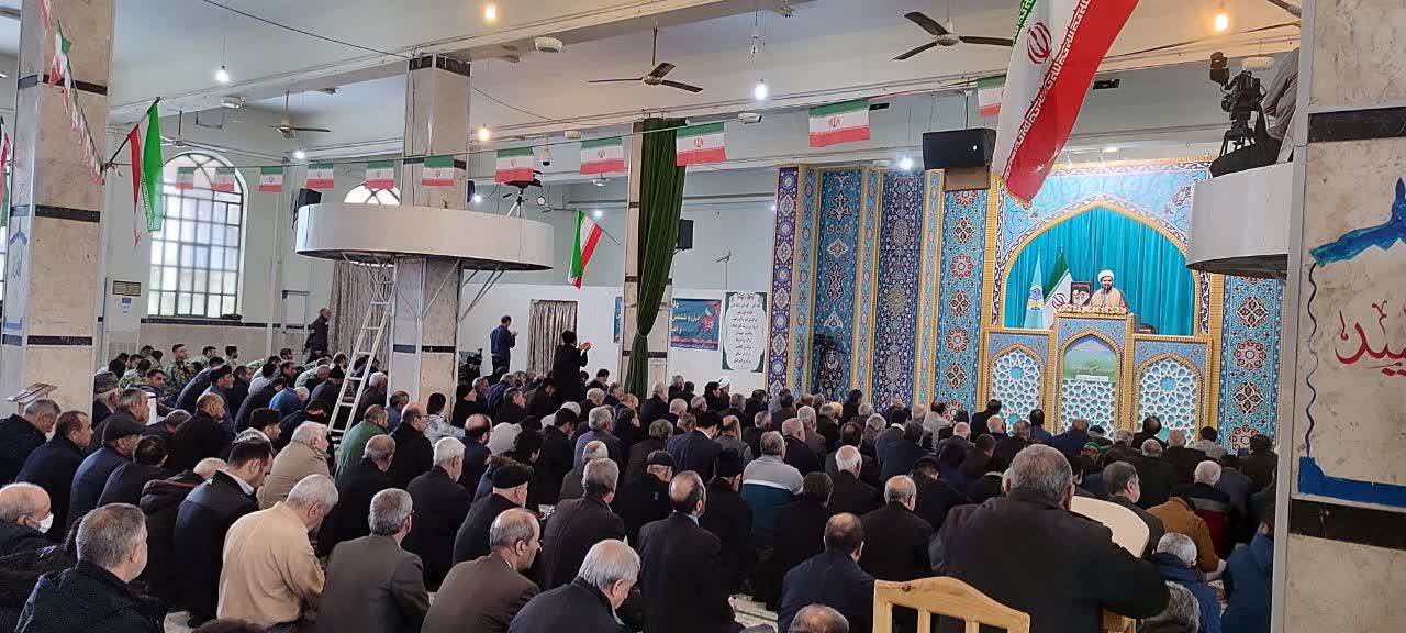 مدیر بنیاد استان پیش از خطبه های نماز جمعه کرمانشاه سخنرانی کرد