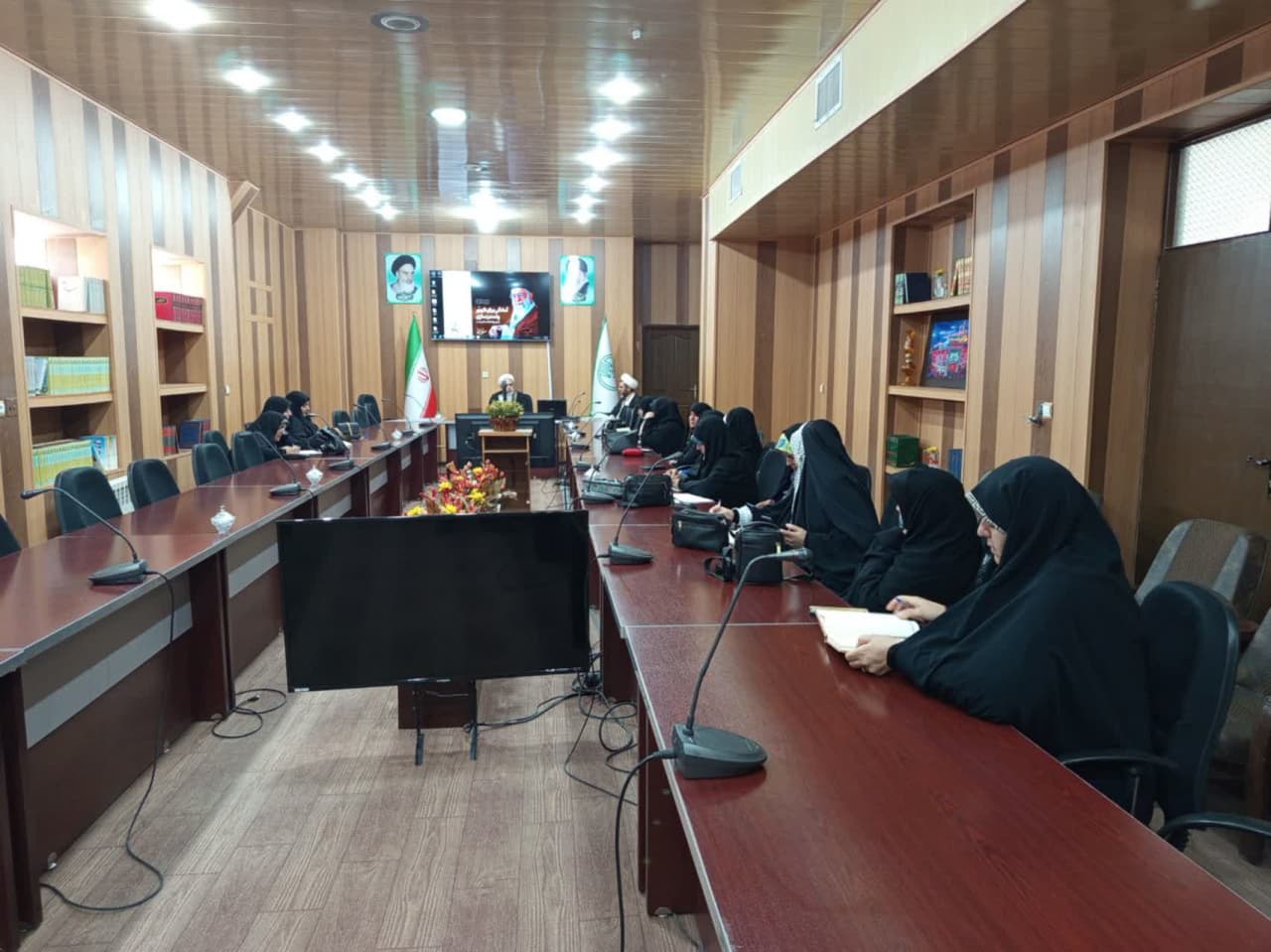 جلسه آموزشی با مربیان جلسات خانگی در کرمان