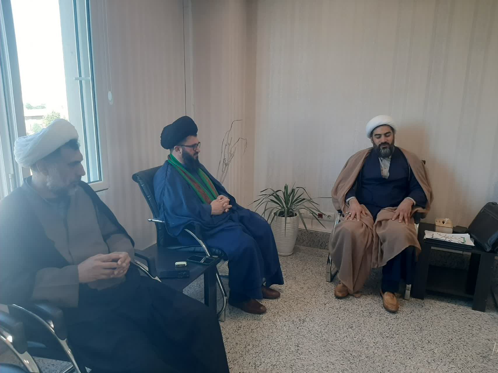 نشست مدیران دفاتر شهرستانی بنیاد البرز ویژه غرب استان برگزار شد به گزارش روابط عمومی بنیاد فرهنگی حضرت مهدی موعود عجل الله تعالی فرجه الشریف استان البرز، روز یکشنبه بیست وهشتم اردیبهشت ماه، نشست مدیران دفاتر شهرستان های استان البرز به میزبانی بنیاد فرهنگی حضرت مهدی موعود( عج) ساوجبلاغ یرگزار‌شد. این نشست با حضور معاون آموزش و پژوهش بنیاد البرز حجت الاسلام علیمحمدی و مدیران دفاتر بنیاد البرز در هشتگرد، مهستان ونظر آباد با هدف پیشرفت و ارتقاء سطح فعالیت های مهدوی در این شهرستانها برگزار شد. در این نشست پیرامون مسائل زیرساختی بنیاد در شهرستان ها،تعامل و همکاری با نهادهای فرهنگی،آموزشی و ادارات و همچنین برگزاری دوره های مهدویت بحث و تبادل نظر شد. معاون آموزش و پژوهش بنیاد البرز دراین جلسه از مدیران دفاتر شهرستانی بنیاد البرز دعوت کرد تا در اولین گردهمایی مشترک مدیران دفاتر استان‌ها و همچنین مدیران بنیادهای شهرستان های کشور شرکت کنند. در پایان حجت‌ الاسلام علیمحمدی از جانب مدیر بنیاد البرز حجت الاسلام عسکری، هدایایی را به پاس تجلیل و تشکر از زحمات مدیران دفاتر شهرستانی بنیاد البرز به آنان اهداء کرد . 
