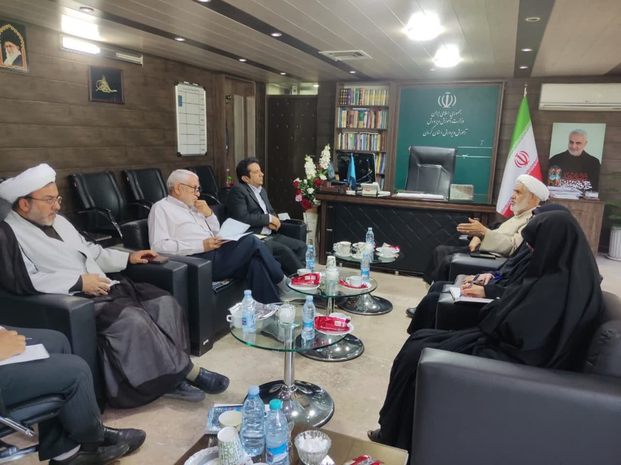 دیدار مدیر و کارشناسان ستاد و بنیاد کرمان با مدیر کل آموزش و پرورش استان