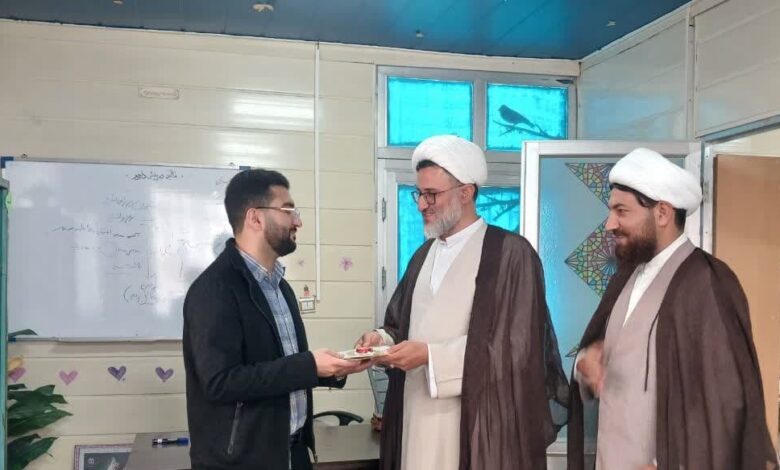 تجلیل از دبیر کانون مهدویت دانشگاه علوم پزشکی توسط بنیاد