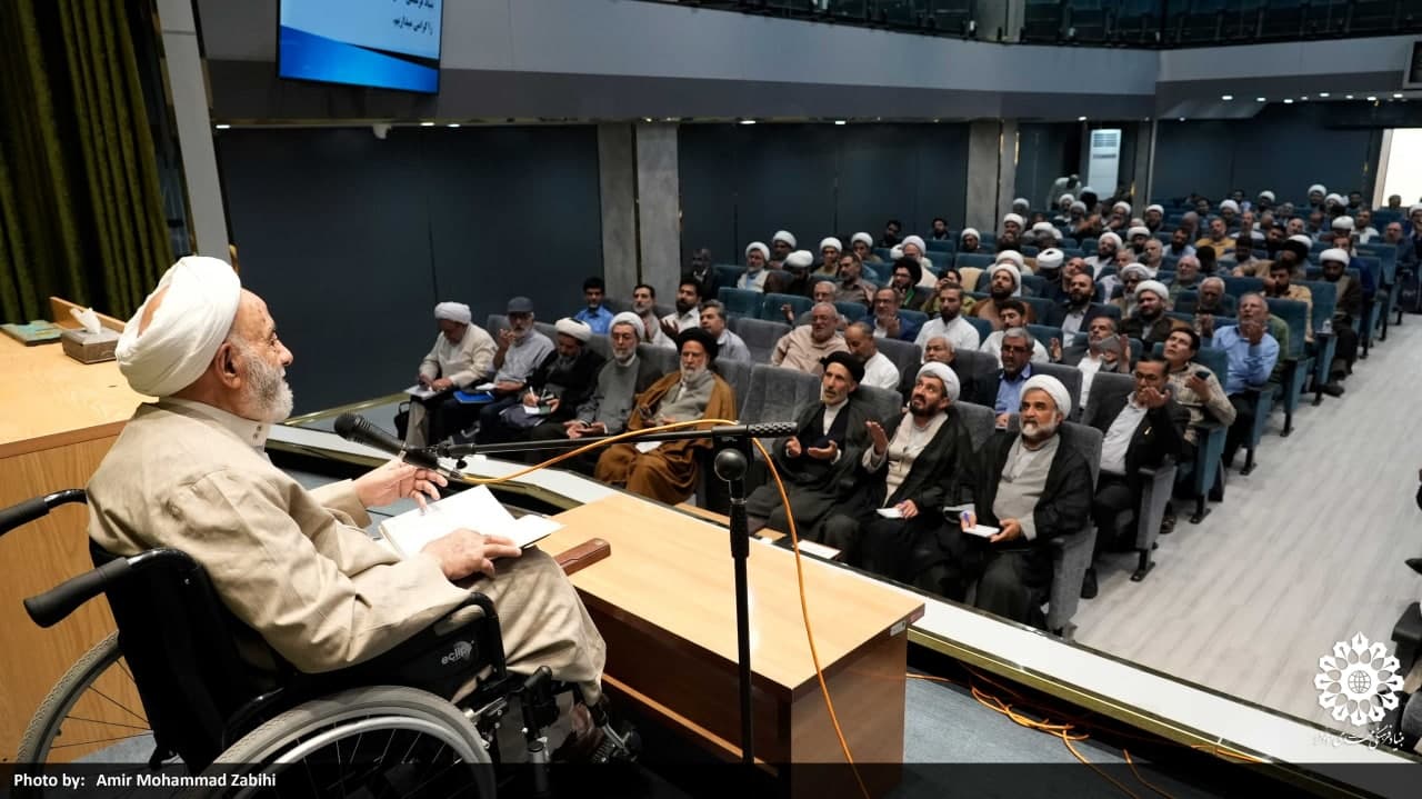 تجلیل از مدیر بنیاد فرهنگی حضرت مهدی موعود (عج) استان اردبیل در همایش سالانه قم