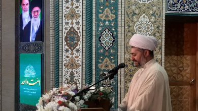 به مناسبت نهم ربیع الاول حجت الاسلام آقاجانی قبل از خطبه های نماز جمعه سخنرانی کرد
