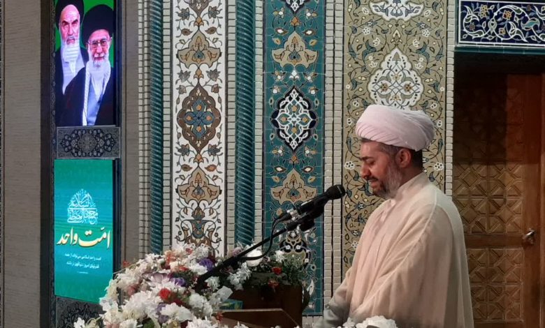 به مناسبت نهم ربیع الاول حجت الاسلام آقاجانی قبل از خطبه های نماز جمعه سخنرانی کرد