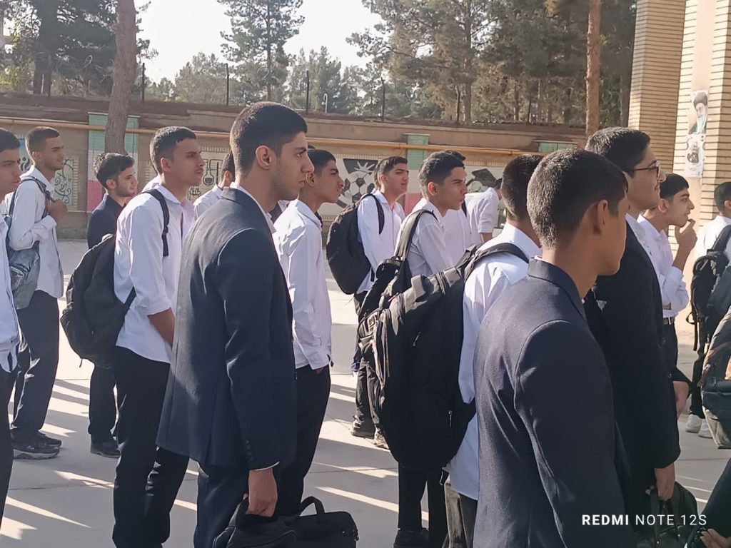 صبحگاه مهدوی در دبیرستان پسرانه نمونه حضرت مهدی(عج) زاهدان 