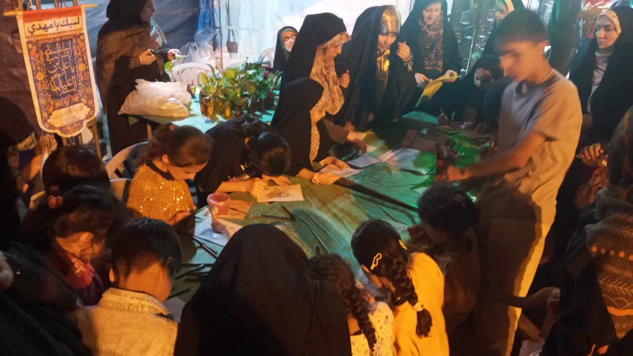 برپایی غرفه مهدوی در میدان امام حسین(ع) با استقبال پرشور مردم