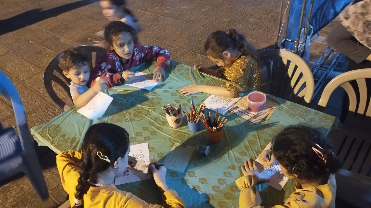 برپایی غرفه مهدوی در میدان امام حسین(ع) با استقبال پرشور مردم