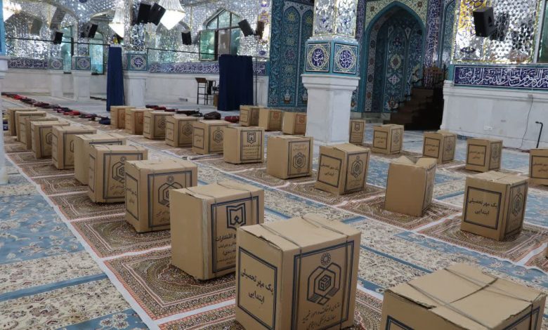 توزیع لوازم‌التحریر به نیابت از امام عصر(عج) در طرح مهدوی قرار دوازدهم
