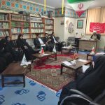 به گزارش روابط عمومی بنیاد فرهنگی حضرت مهدی موعود در استان کهگیلویه وبویر احمد،  نشست هم‌اندیشی فعالان مهدوی با حضور مدیر بنیاد، مربیان مهدوی مدارس یاسوج و دبیران کانون‌های مهدویت دانشگاه‌ها در نوزدهم مهر ماه برگزار شد. مدیر بنیاد ضمن خیرمقدم و تقدیر از تلاش‌های ارزشمند مربیان و مسئولان فعال در حوزه مهدویت، بر ضرورت تداوم همکاری‌ها و گسترش فعالیت‌های فرهنگی در این عرصه تأکید کرد. در  این نشست، حجت‌الاسلام داستار با اشاره به آیه شریفه «وَأَعِدّوا لَهُم مَا استَطَعتُم مِن قُوَّهٍ»، به تفسیر آن در ارتباط با فرهنگ انتظار پرداخت و تأکید کرد که این آیه اختصاصی به نهاد خاصی ندارد، بلکه همه مؤمنان موظف‌اند در حد توان خود برای زمینه‌سازی ظهور حضرت ولی‌عصر (عج) تلاش کنند؛ و هر قدمی که از عهده آنها بر می آید بردارند. ایشان همچنین دعای عهد را به عنوان نماد عهد و مسئولیت‌پذیری مؤمنان در مسیر ظهور معرفی کردند و اگر شخصی منتظر واقعی باشد رجعت مورد نظر که در دعای عهد میخوانم نصیب او خواهد شد. درادامه، جعفری معاون فرهنگ، آموزش و پژوهش بنیاد، به معرفی طرح «یاران موعود» ویژه دانشجویان و دانش‌آموزان پرداخت و خواستار همراهی و مشارکت هرچه بیشتر کانون‌های مهدویت دانشگاه‌ها و مربیان مدارس برای اجرای این طرح در سال تحصیلی جدید شد. در پایان برنامه، مربیان و مدیران کانون‌های مهدوی دانشگاه‌ها به بیان نقطه‌نظرات، دغدغه‌ها و پیشنهادات خود پرداختند و از مربیانی که طی سال‌های گذشته با بنیاد همکاری داشته‌اند، تجلیل به‌عمل آمد.