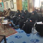 جلسه هم اندیشی با مربیان طرح یاران موعود و مدیران کانون مهدویت دانشگاه ها در یاسوج برگزار شد مدیر بنیاد ضمن خیرمقدم و تقدیر از تلاش‌های ارزشمند مربیان و مسئولان فعال در حوزه مهدویت، بر ضرورت تداوم همکاری‌ها و گسترش فعالیت‌های فرهنگی در این عرصه تأکید کرد. در  این نشست، حجت‌الاسلام داستار با اشاره به آیه شریفه «وَأَعِدّوا لَهُم مَا استَطَعتُم مِن قُوَّهٍ»، به تفسیر آن در ارتباط با فرهنگ انتظار پرداخت و تأکید کرد که این آیه اختصاصی به نهاد خاصی ندارد، بلکه همه مؤمنان موظف‌اند در حد توان خود برای زمینه‌سازی ظهور حضرت ولی‌عصر (عج) تلاش کنند؛ و هر قدمی که از عهده آنها بر می آید بردارند. ایشان همچنین دعای عهد را به عنوان نماد عهد و مسئولیت‌پذیری مؤمنان در مسیر ظهور معرفی کردند و اگر شخصی منتظر واقعی باشد رجعت مورد نظر که در دعای عهد میخوانم نصیب او خواهد شد. درادامه، جعفری معاون فرهنگ، آموزش و پژوهش بنیاد، به معرفی طرح «یاران موعود» ویژه دانشجویان و دانش‌آموزان پرداخت و خواستار همراهی و مشارکت هرچه بیشتر کانون‌های مهدویت دانشگاه‌ها و مربیان مدارس برای اجرای این طرح در سال تحصیلی جدید شد. در پایان برنامه، مربیان و مدیران کانون‌های مهدوی دانشگاه‌ها به بیان نقطه‌نظرات، دغدغه‌ها و پیشنهادات خود پرداختند و از مربیانی که طی سال‌های گذشته با بنیاد همکاری داشته‌اند، تجلیل به‌عمل آمد.