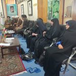 جلسه هم اندیشی با مربیان طرح یاران موعود و مدیران کانون مهدویت دانشگاه ها در یاسوج برگزار شد مدیر بنیاد ضمن خیرمقدم و تقدیر از تلاش‌های ارزشمند مربیان و مسئولان فعال در حوزه مهدویت، بر ضرورت تداوم همکاری‌ها و گسترش فعالیت‌های فرهنگی در این عرصه تأکید کرد. در  این نشست، حجت‌الاسلام داستار با اشاره به آیه شریفه «وَأَعِدّوا لَهُم مَا استَطَعتُم مِن قُوَّهٍ»، به تفسیر آن در ارتباط با فرهنگ انتظار پرداخت و تأکید کرد که این آیه اختصاصی به نهاد خاصی ندارد، بلکه همه مؤمنان موظف‌اند در حد توان خود برای زمینه‌سازی ظهور حضرت ولی‌عصر (عج) تلاش کنند؛ و هر قدمی که از عهده آنها بر می آید بردارند. ایشان همچنین دعای عهد را به عنوان نماد عهد و مسئولیت‌پذیری مؤمنان در مسیر ظهور معرفی کردند و اگر شخصی منتظر واقعی باشد رجعت مورد نظر که در دعای عهد میخوانم نصیب او خواهد شد. درادامه، جعفری معاون فرهنگ، آموزش و پژوهش بنیاد، به معرفی طرح «یاران موعود» ویژه دانشجویان و دانش‌آموزان پرداخت و خواستار همراهی و مشارکت هرچه بیشتر کانون‌های مهدویت دانشگاه‌ها و مربیان مدارس برای اجرای این طرح در سال تحصیلی جدید شد. در پایان برنامه، مربیان و مدیران کانون‌های مهدوی دانشگاه‌ها به بیان نقطه‌نظرات، دغدغه‌ها و پیشنهادات خود پرداختند و از مربیانی که طی سال‌های گذشته با بنیاد همکاری داشته‌اند، تجلیل به‌عمل آمد.