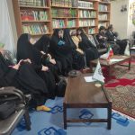 جلسه هم اندیشی با مربیان طرح یاران موعود و مدیران کانون مهدویت دانشگاه ها در یاسوج برگزار شد مدیر بنیاد ضمن خیرمقدم و تقدیر از تلاش‌های ارزشمند مربیان و مسئولان فعال در حوزه مهدویت، بر ضرورت تداوم همکاری‌ها و گسترش فعالیت‌های فرهنگی در این عرصه تأکید کرد. در  این نشست، حجت‌الاسلام داستار با اشاره به آیه شریفه «وَأَعِدّوا لَهُم مَا استَطَعتُم مِن قُوَّهٍ»، به تفسیر آن در ارتباط با فرهنگ انتظار پرداخت و تأکید کرد که این آیه اختصاصی به نهاد خاصی ندارد، بلکه همه مؤمنان موظف‌اند در حد توان خود برای زمینه‌سازی ظهور حضرت ولی‌عصر (عج) تلاش کنند؛ و هر قدمی که از عهده آنها بر می آید بردارند. ایشان همچنین دعای عهد را به عنوان نماد عهد و مسئولیت‌پذیری مؤمنان در مسیر ظهور معرفی کردند و اگر شخصی منتظر واقعی باشد رجعت مورد نظر که در دعای عهد میخوانم نصیب او خواهد شد. درادامه، جعفری معاون فرهنگ، آموزش و پژوهش بنیاد، به معرفی طرح «یاران موعود» ویژه دانشجویان و دانش‌آموزان پرداخت و خواستار همراهی و مشارکت هرچه بیشتر کانون‌های مهدویت دانشگاه‌ها و مربیان مدارس برای اجرای این طرح در سال تحصیلی جدید شد. در پایان برنامه، مربیان و مدیران کانون‌های مهدوی دانشگاه‌ها به بیان نقطه‌نظرات، دغدغه‌ها و پیشنهادات خود پرداختند و از مربیانی که طی سال‌های گذشته با بنیاد همکاری داشته‌اند، تجلیل به‌عمل آمد.