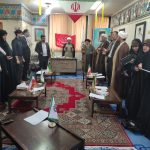جلسه هم اندیشی با مربیان طرح یاران موعود و مدیران کانون مهدویت دانشگاه ها در یاسوج برگزار شد مدیر بنیاد ضمن خیرمقدم و تقدیر از تلاش‌های ارزشمند مربیان و مسئولان فعال در حوزه مهدویت، بر ضرورت تداوم همکاری‌ها و گسترش فعالیت‌های فرهنگی در این عرصه تأکید کرد. در  این نشست، حجت‌الاسلام داستار با اشاره به آیه شریفه «وَأَعِدّوا لَهُم مَا استَطَعتُم مِن قُوَّهٍ»، به تفسیر آن در ارتباط با فرهنگ انتظار پرداخت و تأکید کرد که این آیه اختصاصی به نهاد خاصی ندارد، بلکه همه مؤمنان موظف‌اند در حد توان خود برای زمینه‌سازی ظهور حضرت ولی‌عصر (عج) تلاش کنند؛ و هر قدمی که از عهده آنها بر می آید بردارند. ایشان همچنین دعای عهد را به عنوان نماد عهد و مسئولیت‌پذیری مؤمنان در مسیر ظهور معرفی کردند و اگر شخصی منتظر واقعی باشد رجعت مورد نظر که در دعای عهد میخوانم نصیب او خواهد شد. درادامه، جعفری معاون فرهنگ، آموزش و پژوهش بنیاد، به معرفی طرح «یاران موعود» ویژه دانشجویان و دانش‌آموزان پرداخت و خواستار همراهی و مشارکت هرچه بیشتر کانون‌های مهدویت دانشگاه‌ها و مربیان مدارس برای اجرای این طرح در سال تحصیلی جدید شد. در پایان برنامه، مربیان و مدیران کانون‌های مهدوی دانشگاه‌ها به بیان نقطه‌نظرات، دغدغه‌ها و پیشنهادات خود پرداختند و از مربیانی که طی سال‌های گذشته با بنیاد همکاری داشته‌اند، تجلیل به‌عمل آمد.