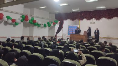 حجت‌الاسلام امیدی در حال سخنرانی برای فرهنگیان در جلسه توجیهی طرح معلم زمینه‌ساز در دلفان