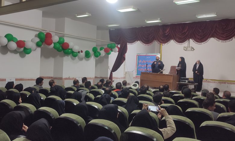 حجتالاسلام امیدی در حال سخنرانی برای فرهنگیان در جلسه توجیهی طرح معلم زمینهساز در دلفان