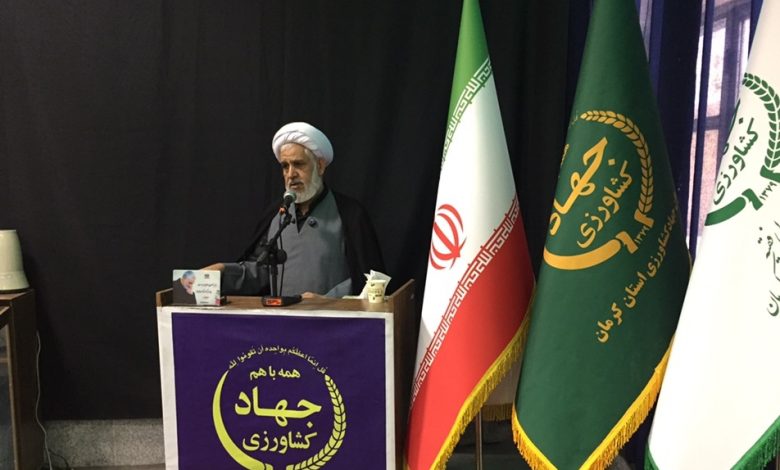 اقامه نماز جماعت ظهر و عصر در اداره جهاد کشاورزی به امامت مدیر بنیاد استان کرمان