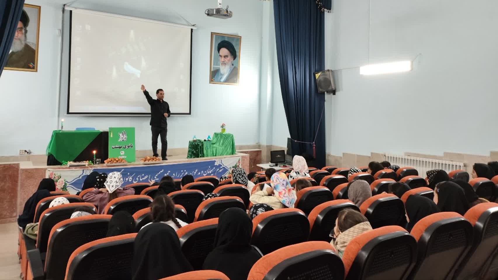 برگزاری مراسم فاطمیه با سخنرانی مدیر بنیاد استان