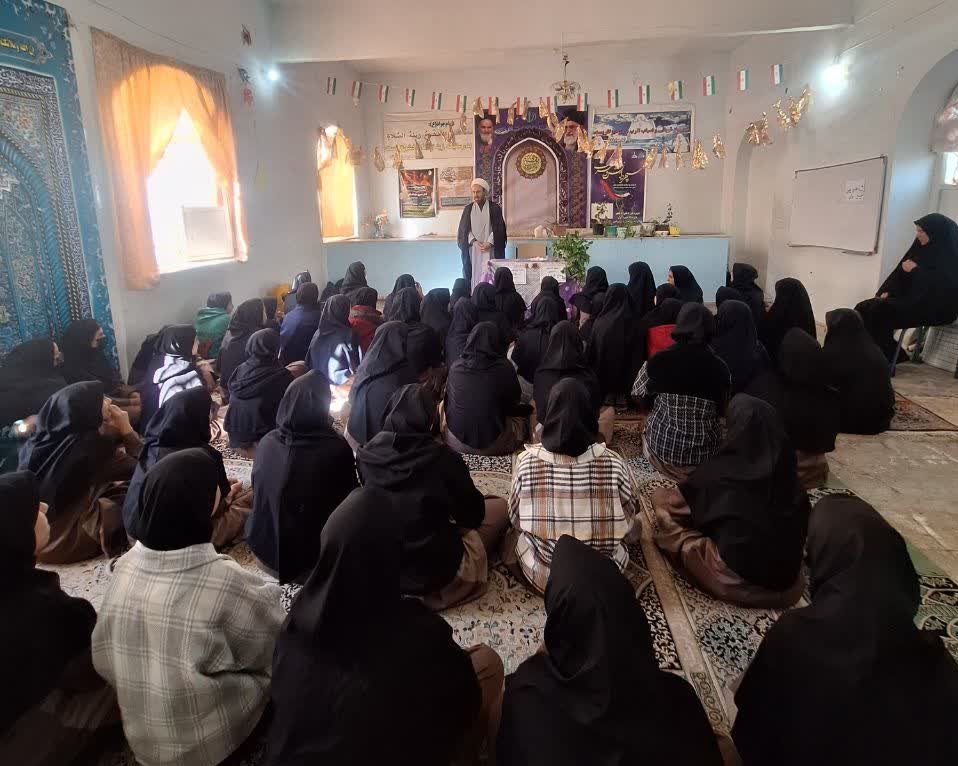 حجت‌الاسلام صالحی در حال سخنرانی برای دانش‌آموزان در نشست ترویج فرهنگ مهدویت در دبیرستان فجر شهرستان سلسله