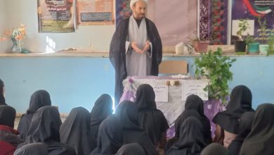 حجت‌الاسلام صالحی در حال سخنرانی برای دانش‌آموزان در نشست ترویج فرهنگ مهدویت در دبیرستان فجر شهرستان سلسله