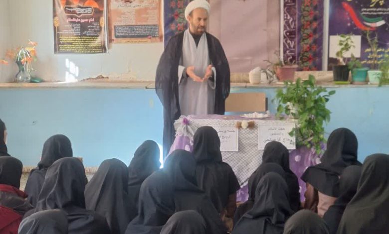 حجتالاسلام صالحی در حال سخنرانی برای دانشآموزان در نشست ترویج فرهنگ مهدویت در دبیرستان فجر شهرستان سلسله