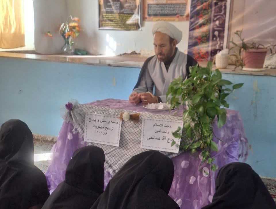 حجتالاسلام صالحی در حال سخنرانی برای دانشآموزان در نشست ترویج فرهنگ مهدویت در دبیرستان فجر شهرستان سلسله