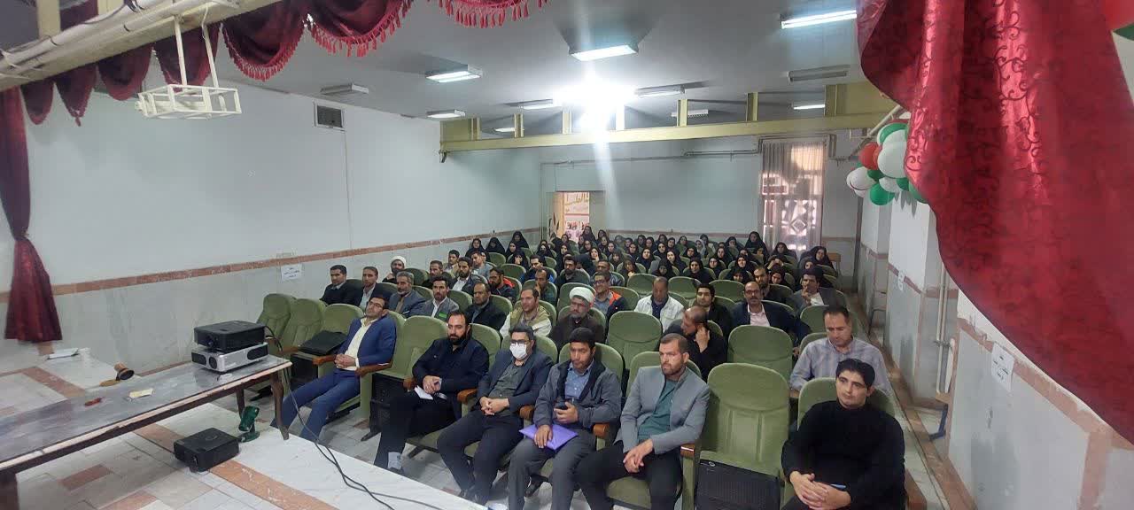 حجتالاسلام امیدی در حال سخنرانی برای فرهنگیان در جلسه توجیهی طرح معلم زمینهساز در دلفان