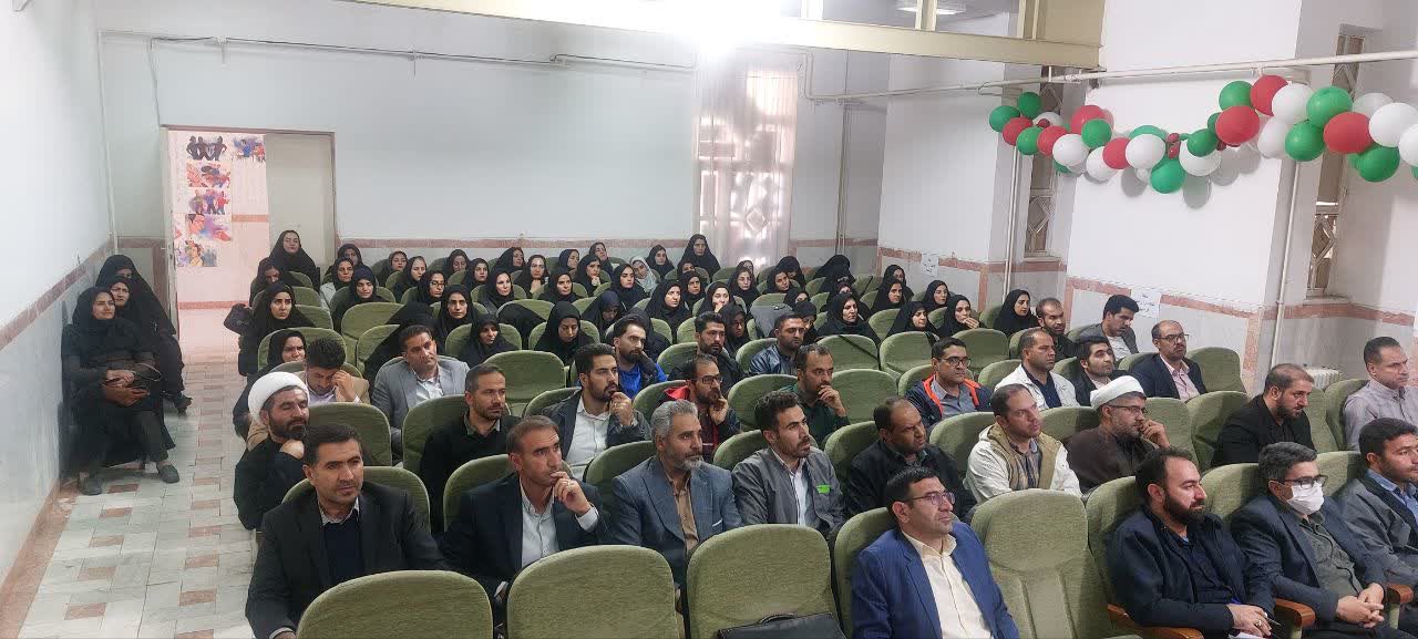 حجتالاسلام امیدی در حال سخنرانی برای فرهنگیان در جلسه توجیهی طرح معلم زمینهساز در دلفان