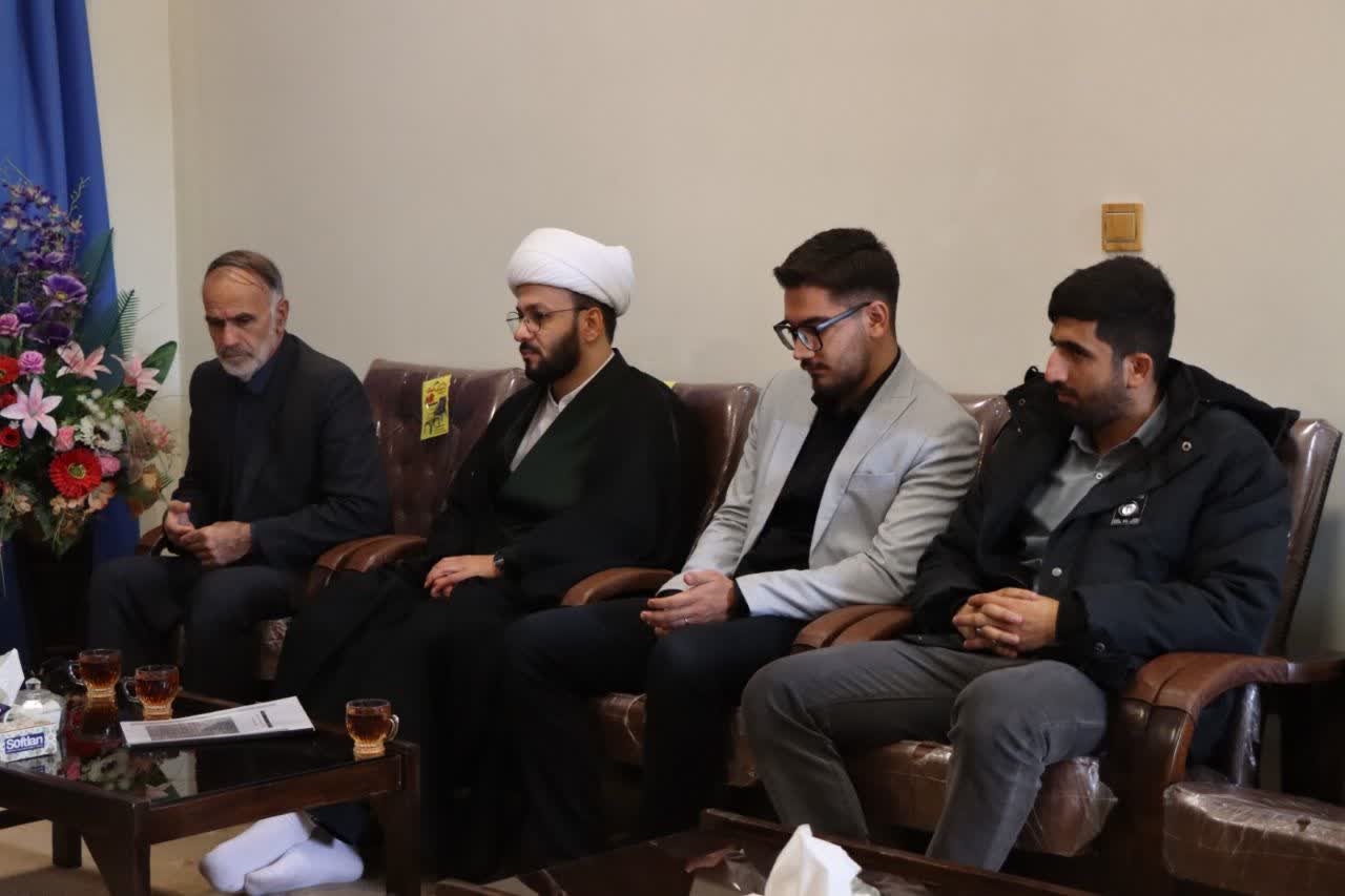 اعضای بنیاد مهدویت استان با نماینده ولی فقیه در ایلام دیدار و گفتگو کردند