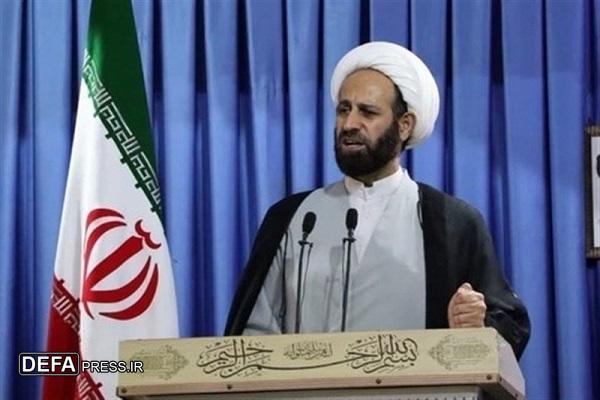 حجت‌الاسلام‌والمسلمین شمسی‌فر، امام‌جمعه موقت خرم‌آباد، در حال سخنرانی درباره جامعه منتظر و جنگ نرم