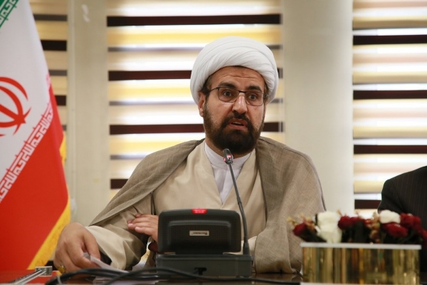 حجت‌الاسلام‌والمسلمین عبدالهی، مدیر حوزه‌های علمیه لرستان، در حال گفتگو درباره تمدن‌سازی مهدوی