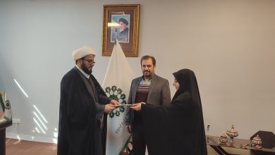 اهدای لوح تقدیر به الهام محمدنژاد، مسئول آموزش بنیاد مهدویت لرستان