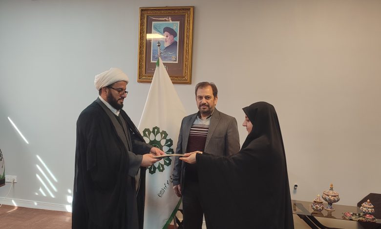 اهدای لوح تقدیر به الهام محمدنژاد، مسئول آموزش بنیاد مهدویت لرستان
