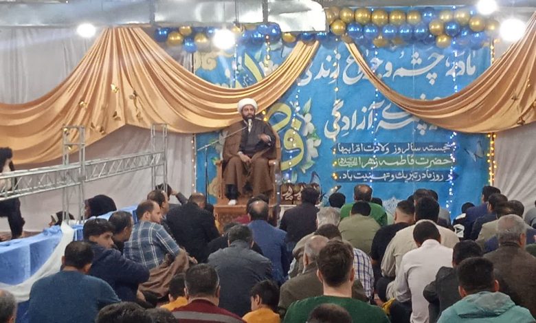 مراسم میلاد حضرت فاطمه زهرا(سلام الله علیها) در مسجد حضرت زهرا(س) شهر سنندج، علیرغم بارش شدید باران، با استقبال پرشور اقشار مختلف مردم برگزار شد. در این مراسم، حجت‌الاسلام اشک‌تلخ به تبیین مقامات نورانی حضرت زهرا(س) و اهمیت انتقال آن به نسل جوان پرداخت.