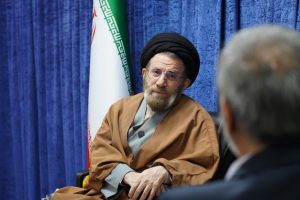 اهدای انگشتر متبرک رهبری توسط دکتر زرهانی به نماینده ولی فقیه در لرستان