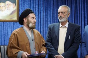 اهدای انگشتر متبرک رهبری توسط دکتر زرهانی به نماینده ولی فقیه در لرستان