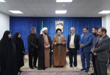 اهدای انگشتر متبرک رهبری توسط دکتر زرهانی به نماینده ولی فقیه در لرستان