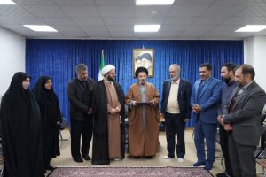 اهدای انگشتر متبرک رهبری توسط دکتر زرهانی به نماینده ولی فقیه در لرستان