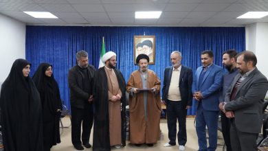 اهدای انگشتر متبرک رهبری توسط دکتر زرهانی به نماینده ولی فقیه در لرستان