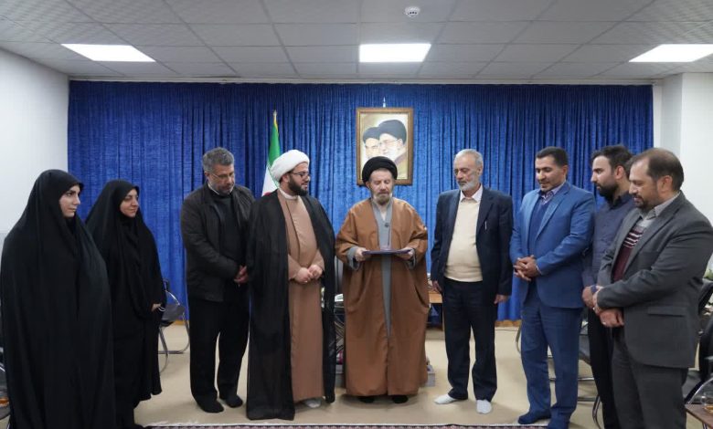 اهدای انگشتر متبرک رهبری توسط دکتر زرهانی به نماینده ولی فقیه در لرستان