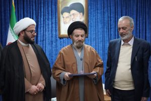 اهدای انگشتر متبرک رهبری توسط دکتر زرهانی به نماینده ولی فقیه در لرستان