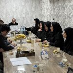 هیئت داوران در حال ارزیابی آثار هنری سومین جشنواره مهدویت لرستان در دبیرستان علوم و معارف اسلامی خرم‌آباد