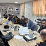 هیئت داوران در حال ارزیابی آثار هنری سومین جشنواره مهدویت لرستان در دبیرستان علوم و معارف اسلامی خرم‌آباد