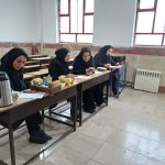 هیئت داوران در حال ارزیابی آثار هنری سومین جشنواره مهدویت لرستان در دبیرستان علوم و معارف اسلامی خرم‌آباد