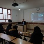 هیئت داوران در حال ارزیابی آثار هنری سومین جشنواره مهدویت لرستان در دبیرستان علوم و معارف اسلامی خرم‌آباد