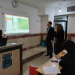 هیئت داوران در حال ارزیابی آثار هنری سومین جشنواره مهدویت لرستان در دبیرستان علوم و معارف اسلامی خرم‌آباد