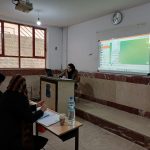 هیئت داوران در حال ارزیابی آثار هنری سومین جشنواره مهدویت لرستان در دبیرستان علوم و معارف اسلامی خرم‌آباد